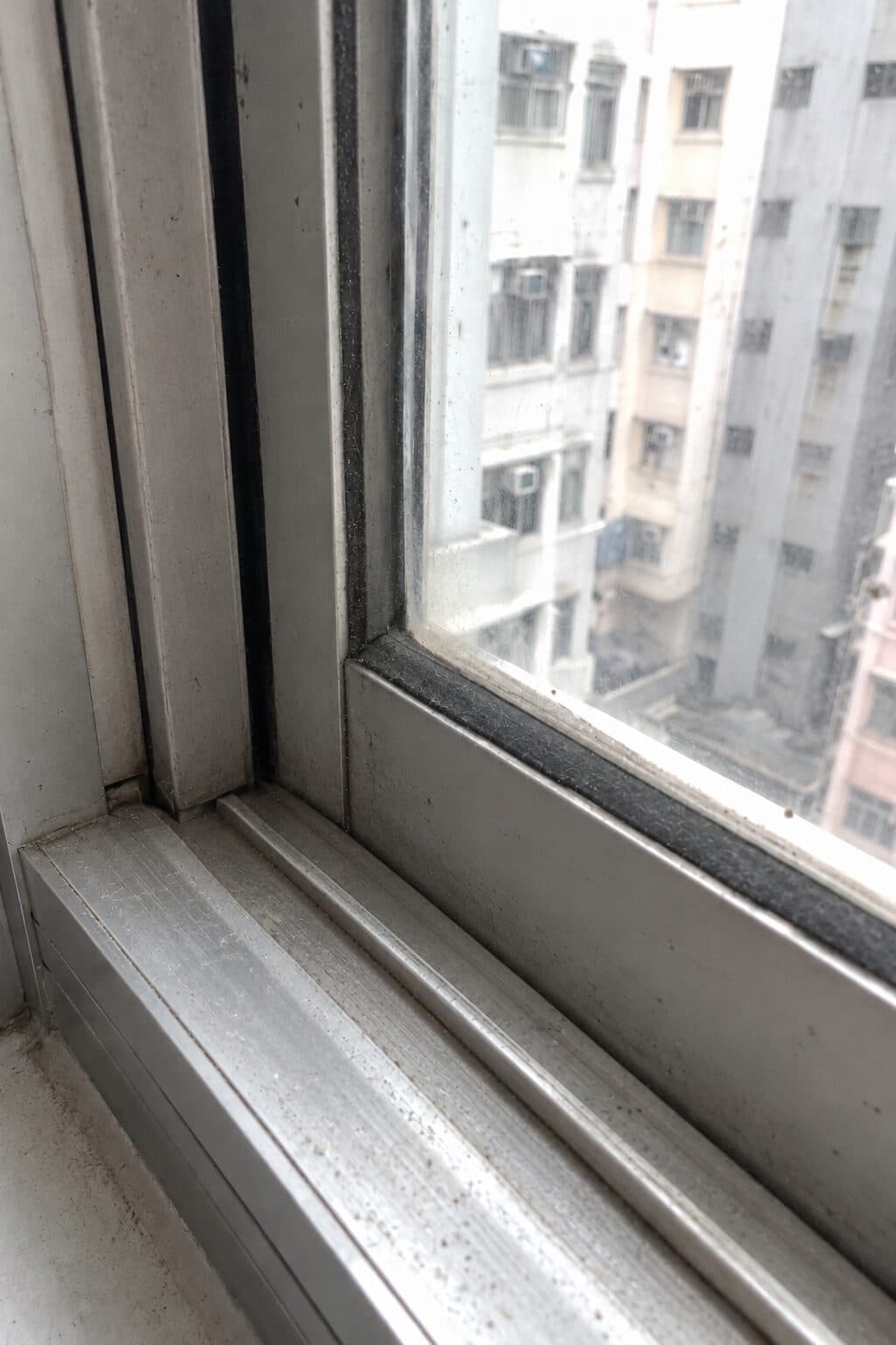 除霉後：鋁窗框及窗軌清潔乾淨