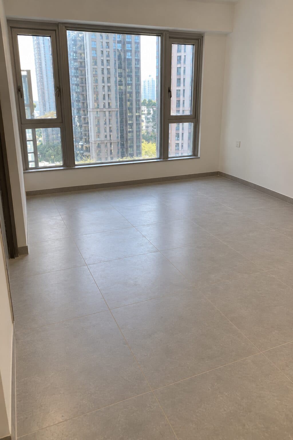 清潔後：客廳地面清走粉塵及雜物