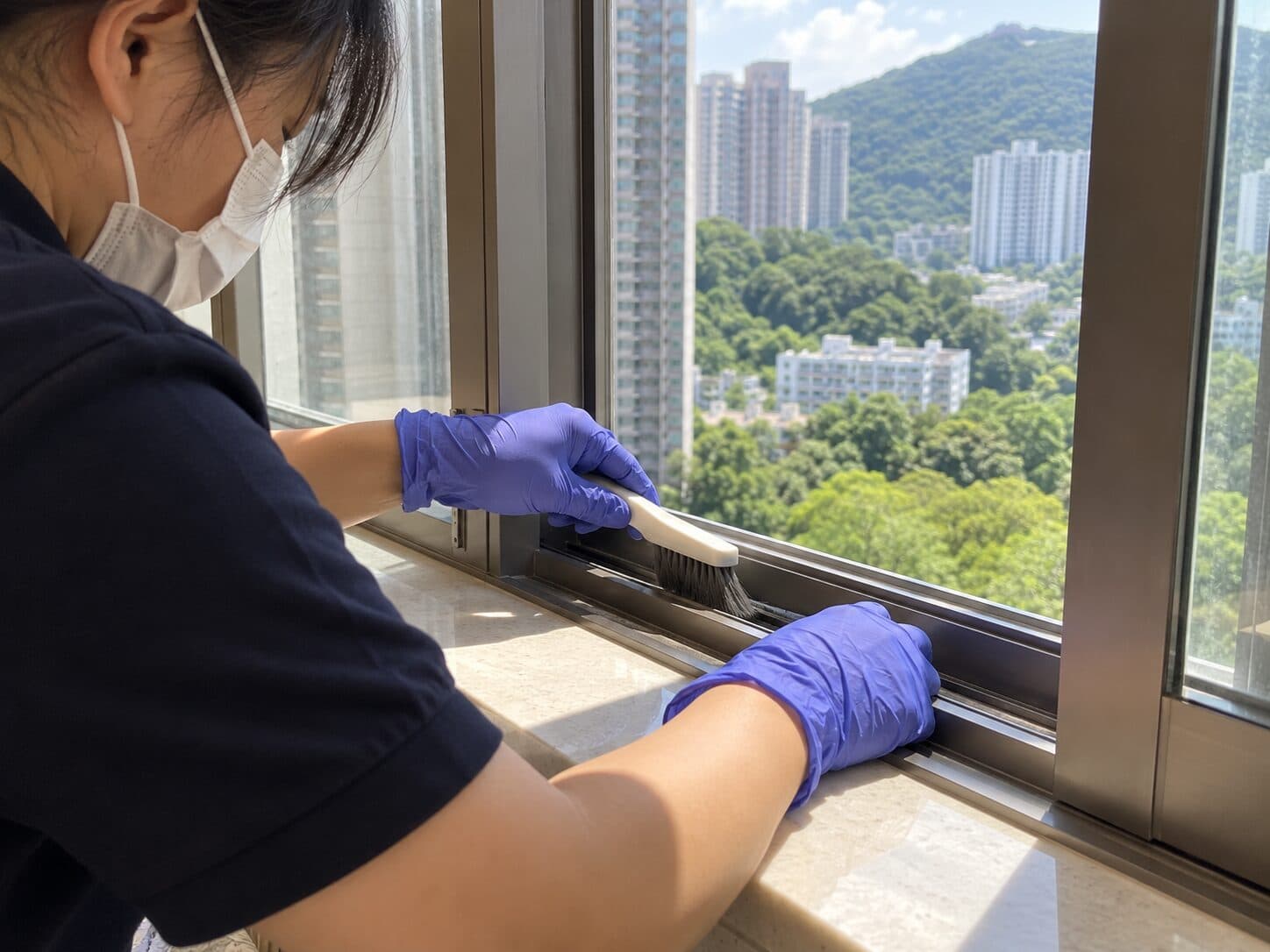 全屋深層大掃除:清潔員用刷清走窗軌積塵