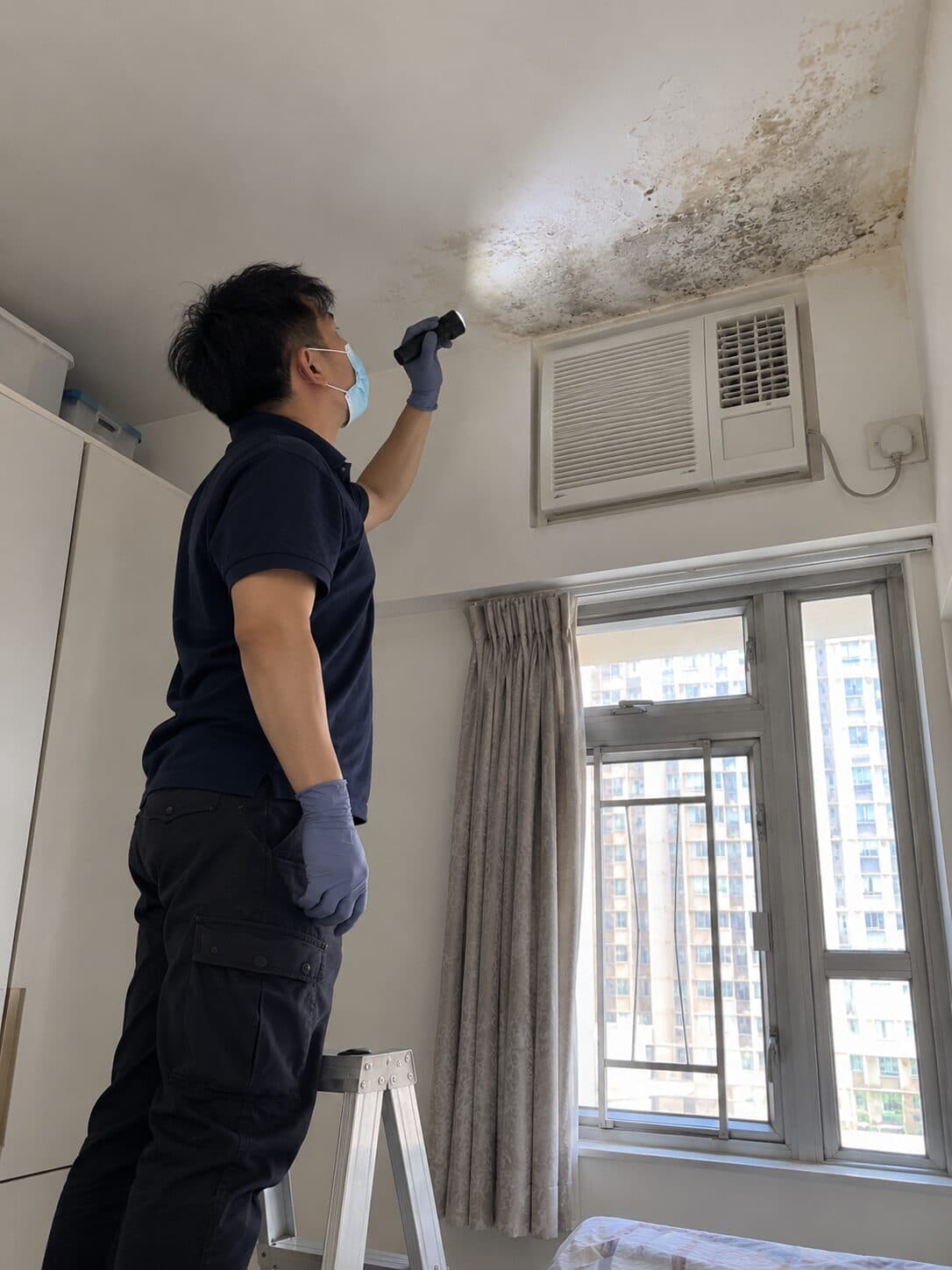 悅居清潔除霉服務 — 檢查冷氣機上方天花霉斑