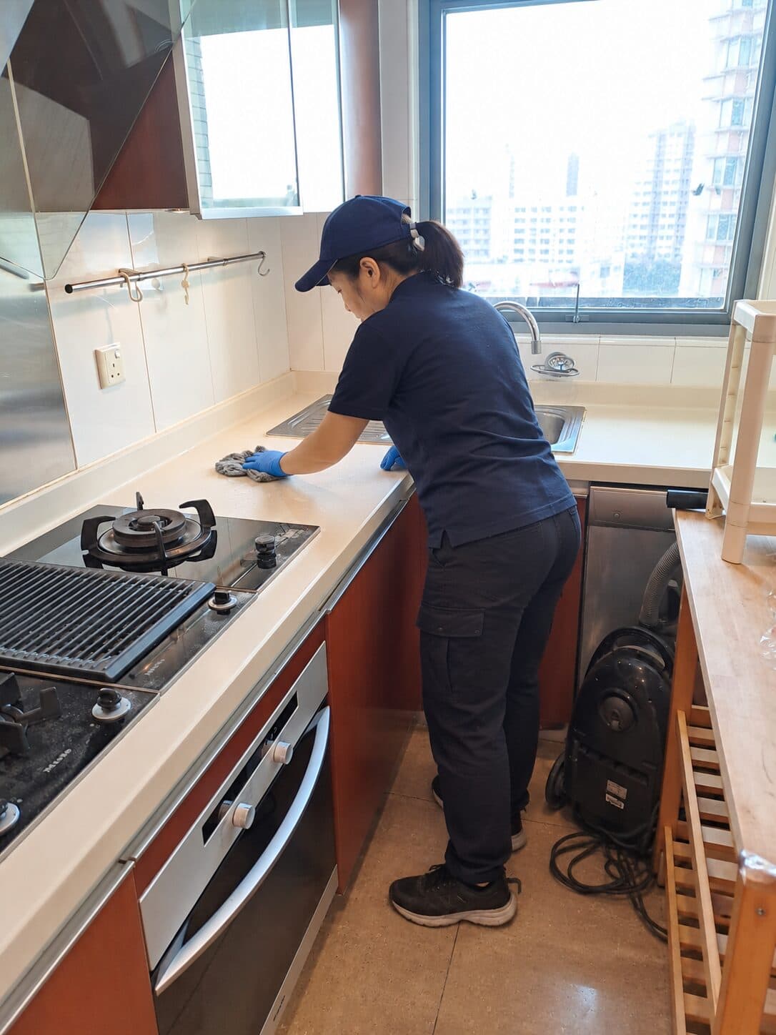 悅居清潔裝修後清潔 — 廚房檯面及爐邊去漬